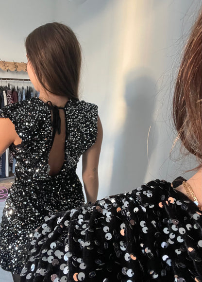 Robe courte dos nu - sequins dorés