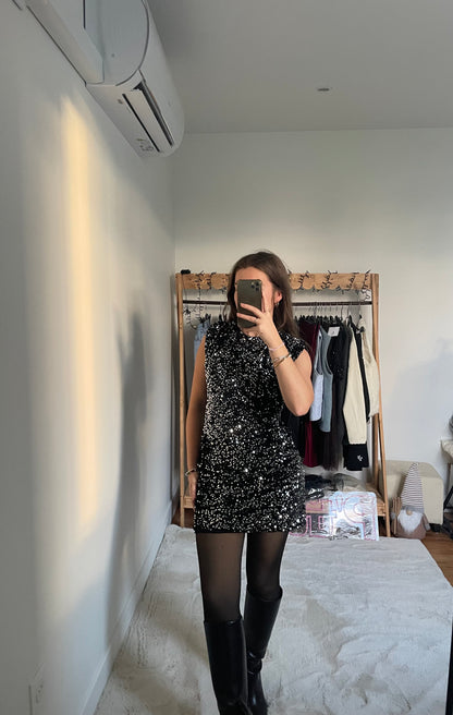 Robe courte dos nu - sequins dorés